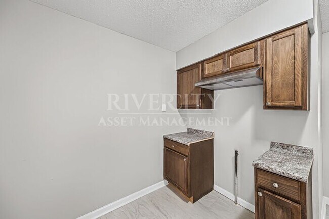Building Photo - Big 4 bedroom, 1-Bathroom Home In Frayser!...