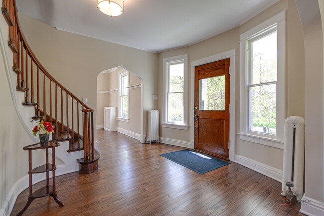 Building Photo - 544 Ravine Ave