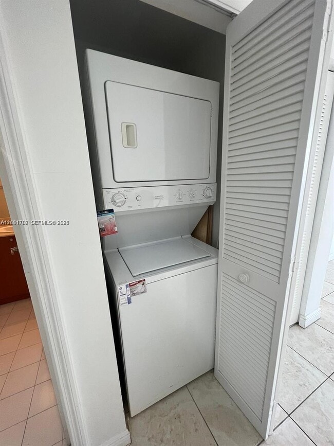 Building Photo - 2425 SW 27th Ave