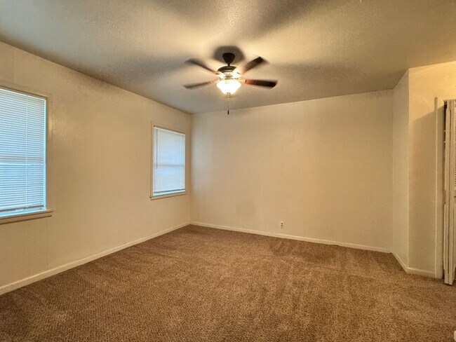 Building Photo - 503 S Fannin Ave