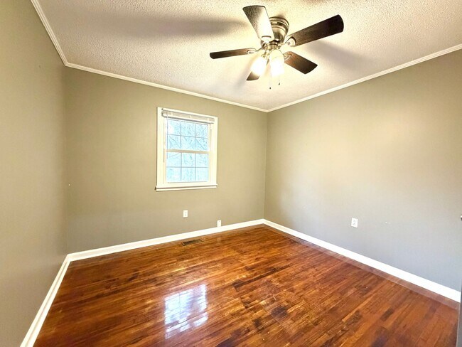 Building Photo - 838 Potters Ln