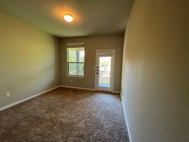 Building Photo - Fabulous 4-bedroom duplex in the heart of Lakeway!