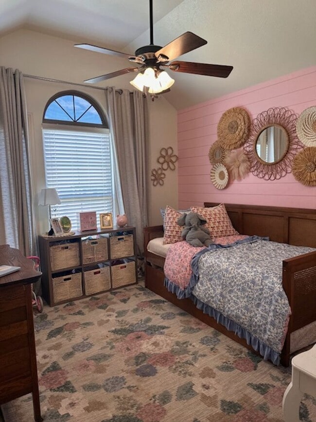 Building Photo - Ridgewood West End Home