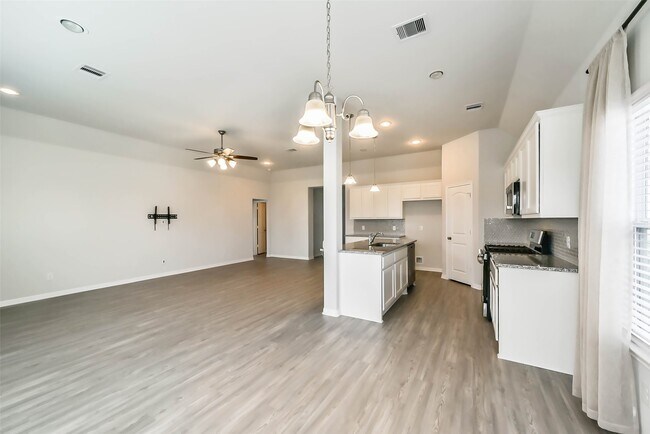 Building Photo - 13030 Laura Lake Dr