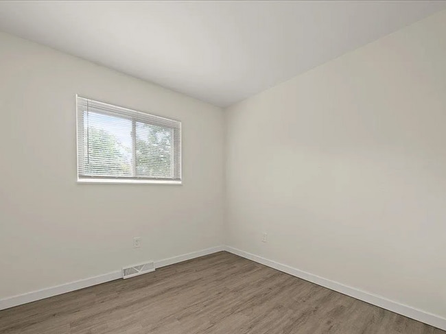 Building Photo - Section 8 APPROVED 3-bedroom