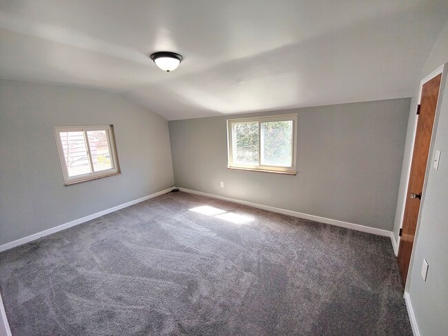Building Photo - *Recently Updated 2BD/1BA Duplex Available in Carrick*