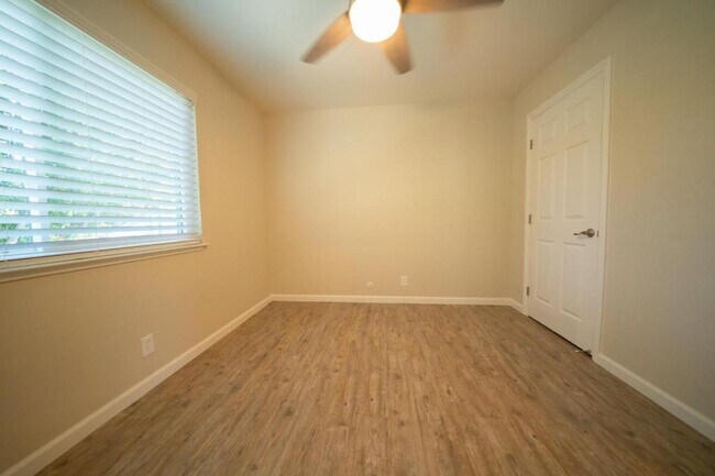 Building Photo - 1695 Whitwood Ln