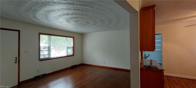 Building Photo - 216 Lindsey Ave