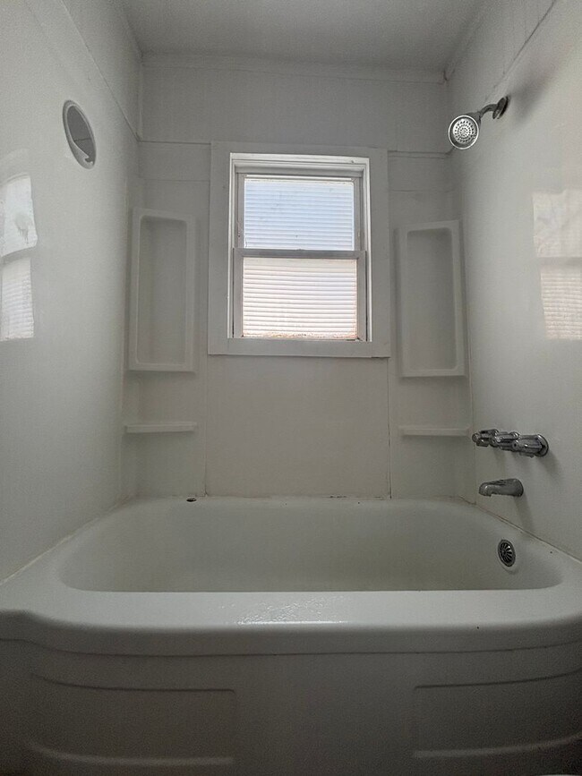 Building Photo - Large 2 Bedroom Home with a Garage