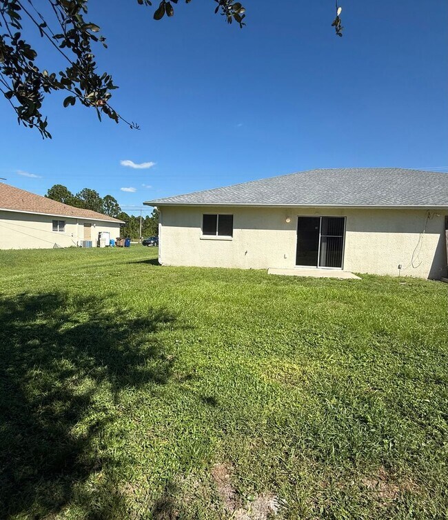 Building Photo - 2 Bedroom + Den, 2 Bath Duplex!