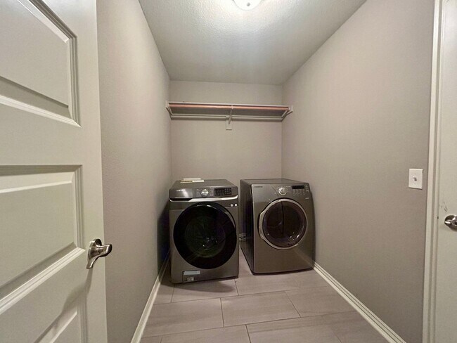 Building Photo - Gorgeous Home with Vaulted Ceilings and La...