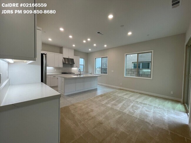 Building Photo - Lake Forest 3 Bedroom Home