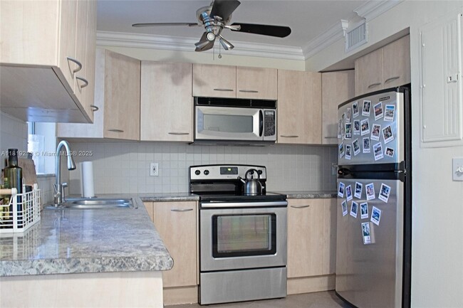 Building Photo - 307 SW 11th Ct