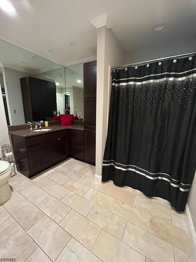 Building Photo - 220 Butternut Dr