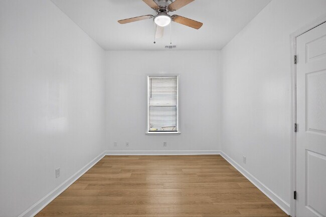 Building Photo - Cozy bungalow close to everything