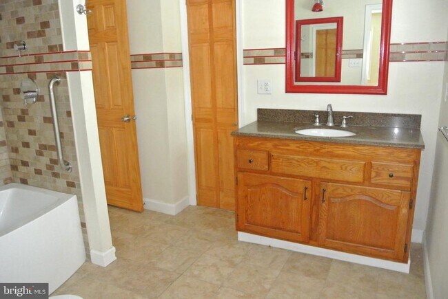 Building Photo - 6 Cobblestone Dr