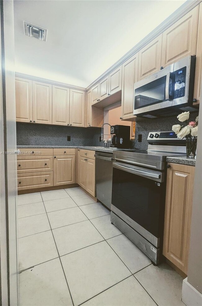 Building Photo - 679 Racquet Club Rd