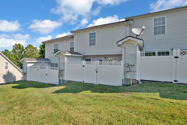 Building Photo - Donelson townhouse, 2 minutes from the lak...