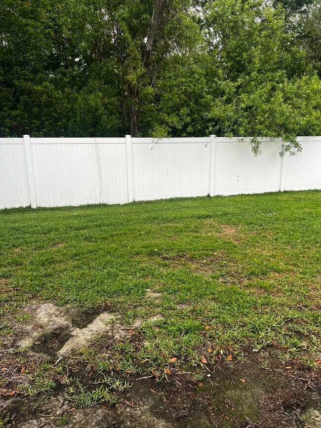 Building Photo - 3/2 fenced in yard with pool access!
