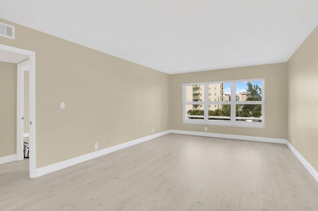 Building Photo - 405 N Ocean Blvd