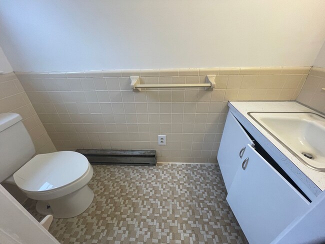 Building Photo - 3 bedroom 1.5 bath house available.   Pet friendly!