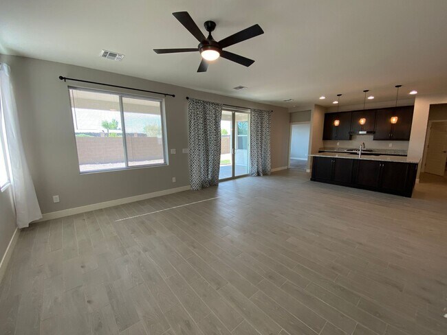 Building Photo - 1560 W Avenida Del Valle