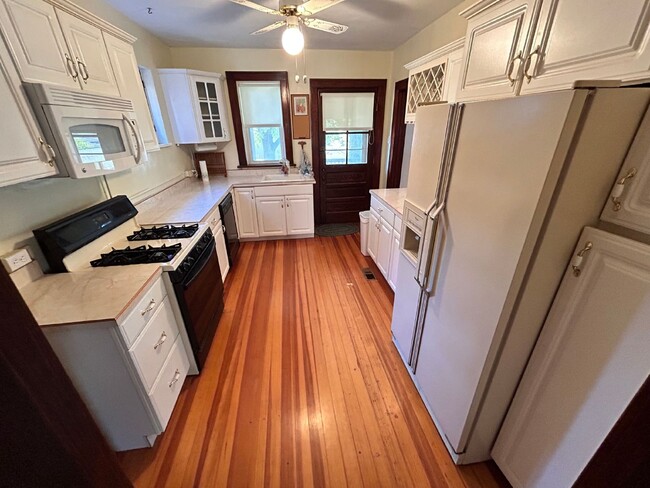 Building Photo - Charming 2-Bed Gem in St. Louis with 966 S...