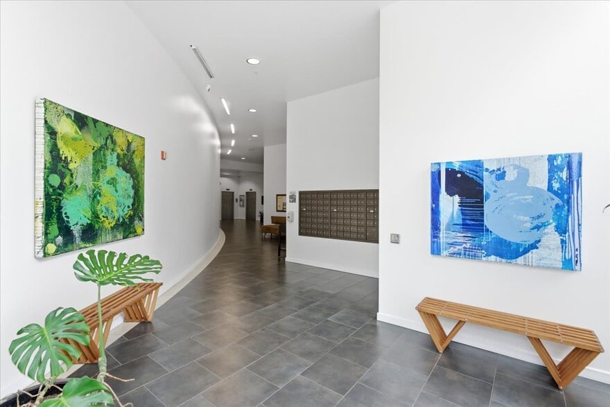 Building Photo - 350 W Ash St