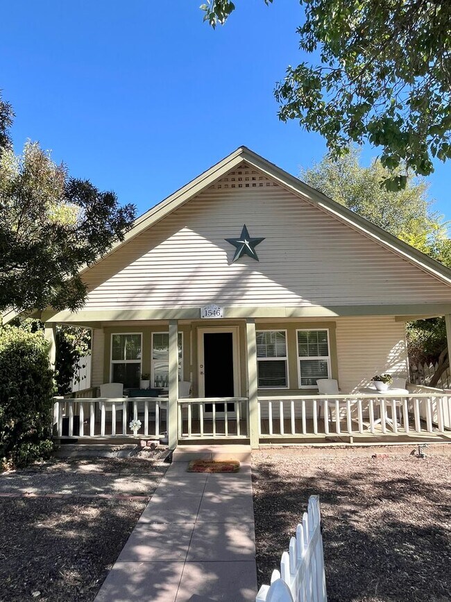 Building Photo - MOVE IN READY!! 2 BEDROOM 1 BATH W/OFFICES