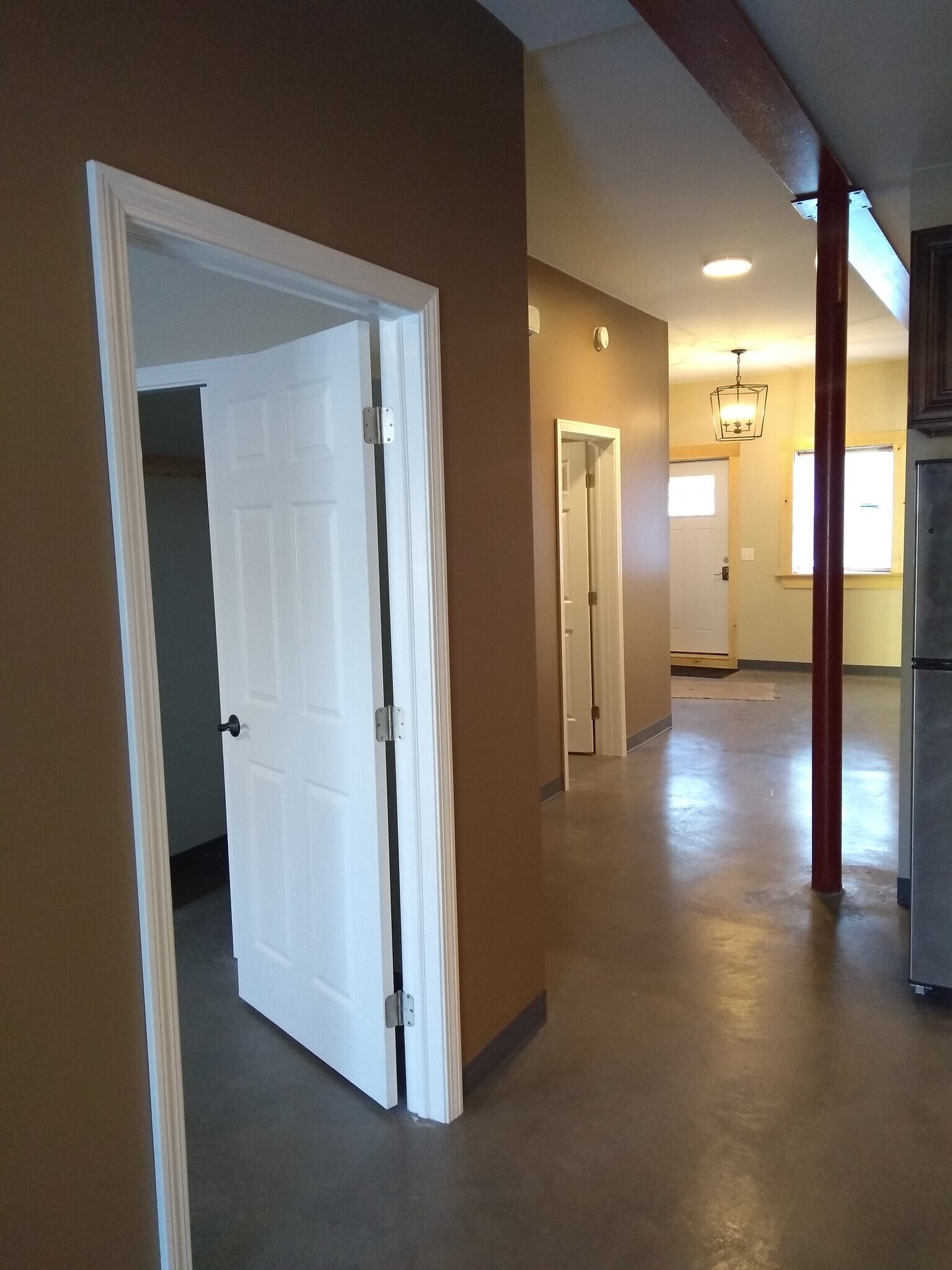 Building Photo - 372 Old County Rd