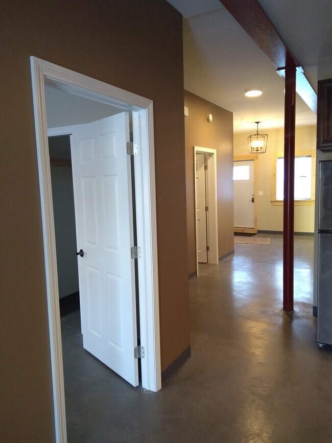 Building Photo - 372 Old County Rd