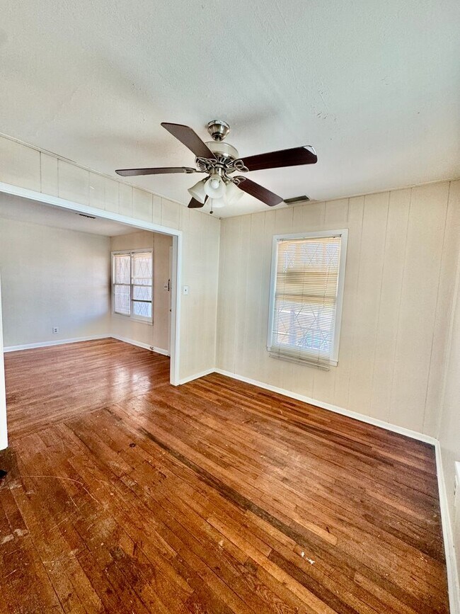 Building Photo - Move-In Special! February Rent Only $199 – Move In ASAP!