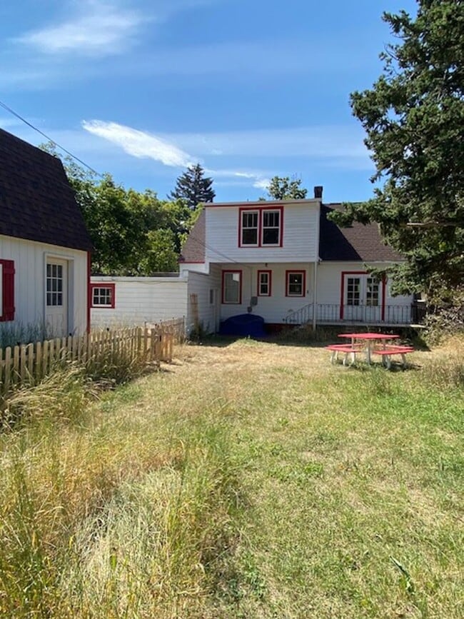 Building Photo - $2,695 / AVAILABLE NOW! 3BD Single Family Home