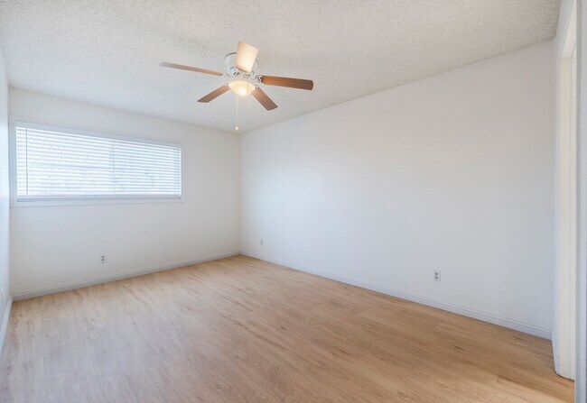 Building Photo - Beautiful remodeled 2 bed 2 bath townhome ...