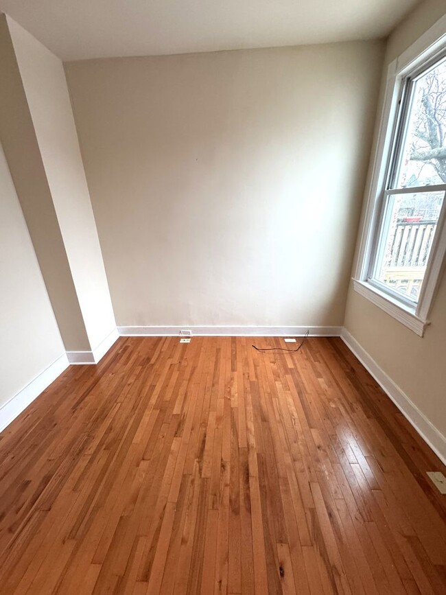 Building Photo - Centrally Located 2 BR Townhouse with Den/...