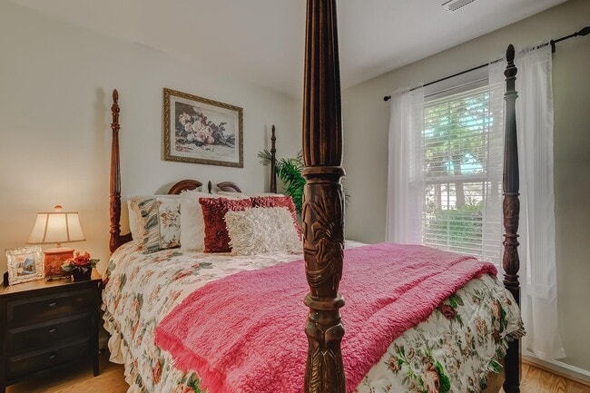 Building Photo - 472 Shellbank Dr