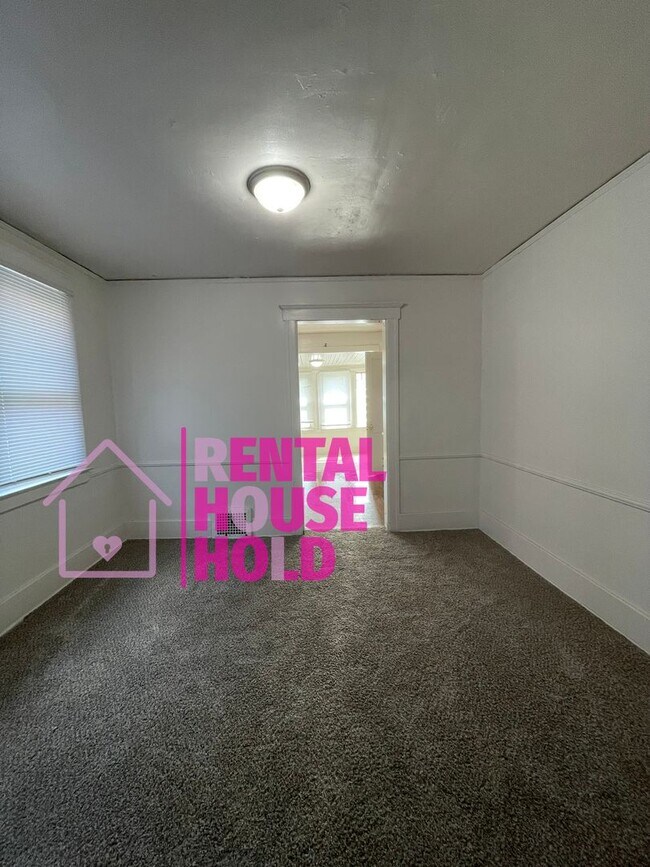 Building Photo - ~ 3 BEDROOM 1 BATH FREE PRE-SCREEN