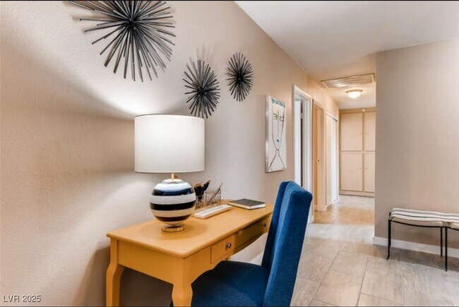 Building Photo - 4255 Hazelcrest Dr