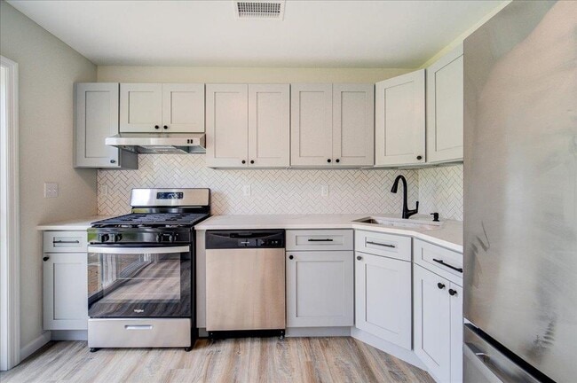 Building Photo - 1421 Whispering Hills Dr