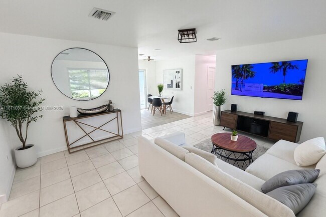 Building Photo - 2321 Island Dr