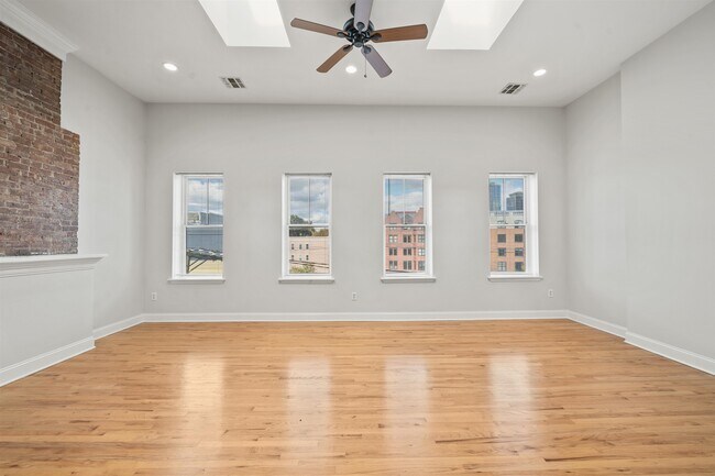 Primary Photo - 287 Grand St