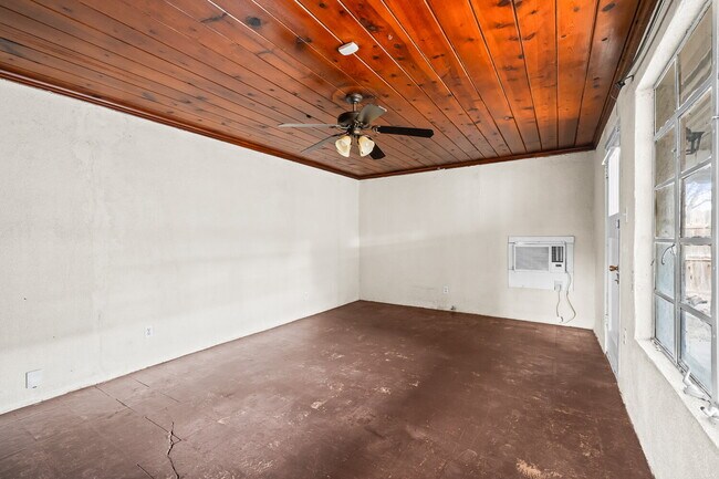 Building Photo - Minutes from TTU, Washer & Dryer Included