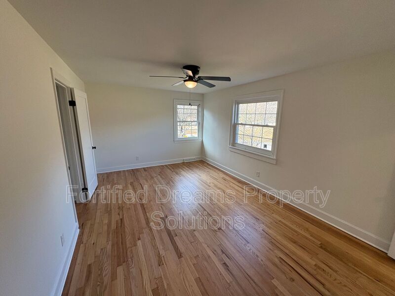 Building Photo - 4738 Eastwin Dr