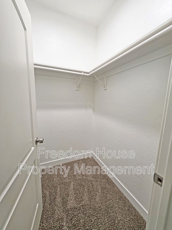 Building Photo - 1121 Sixshooter Ave