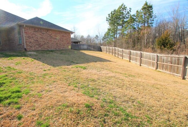 Building Photo - Beautiful 3 Bedroom 2 Bathroom Townhouse i...