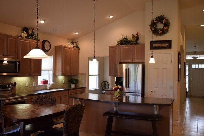 Building Photo - 9805 S Iris Ct