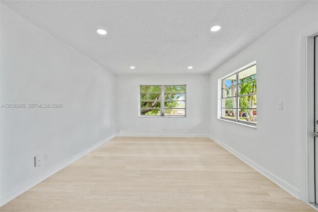 Building Photo - 6211 SW 37th St