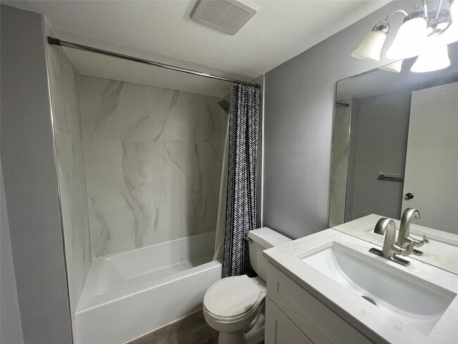 Building Photo - 400 Palm Cir W