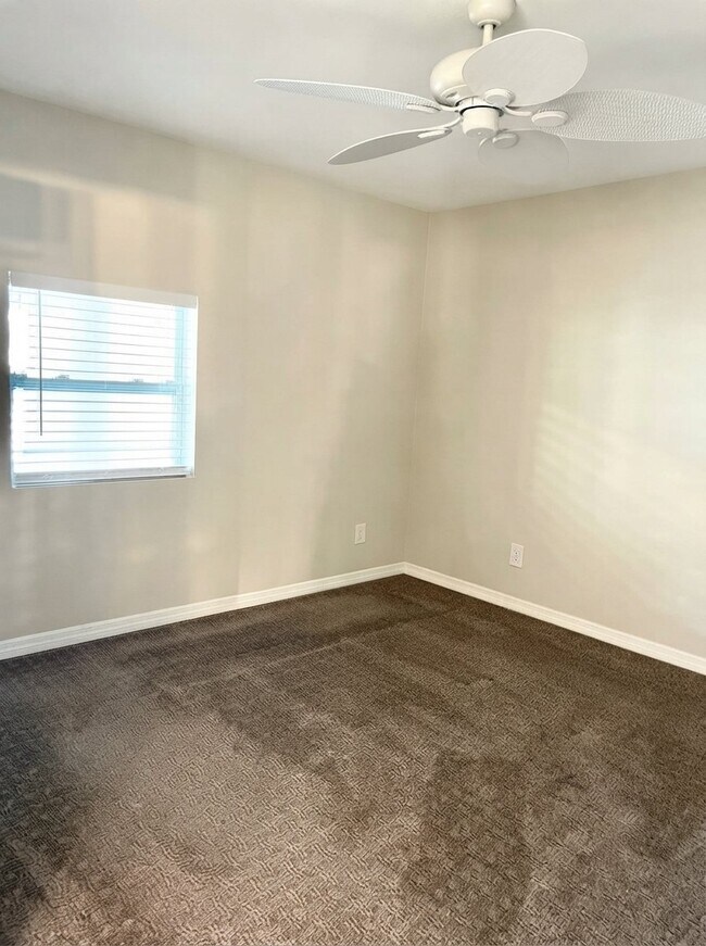 Building Photo - 600 E Lake Jasmine Cir