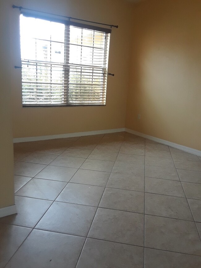 Building Photo - Spacious 4-Bedroom Home in Poinciana!